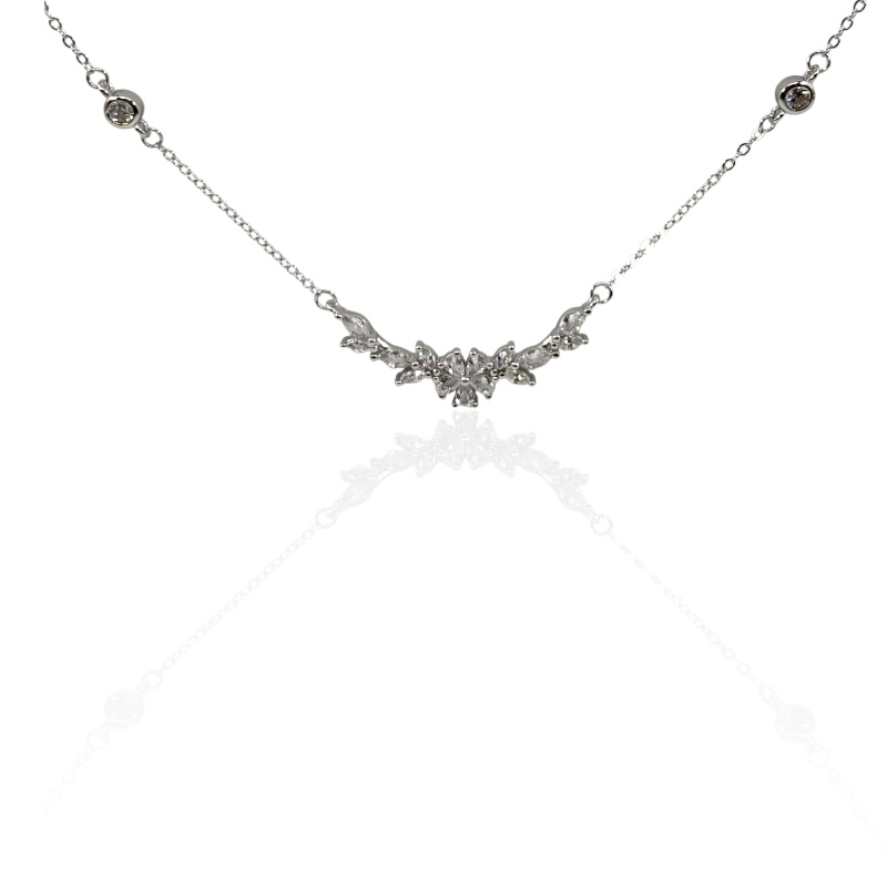 Collana fiore e cornice di zirconi